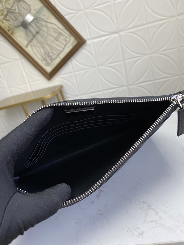 プラダ財布コピー着用イメージ